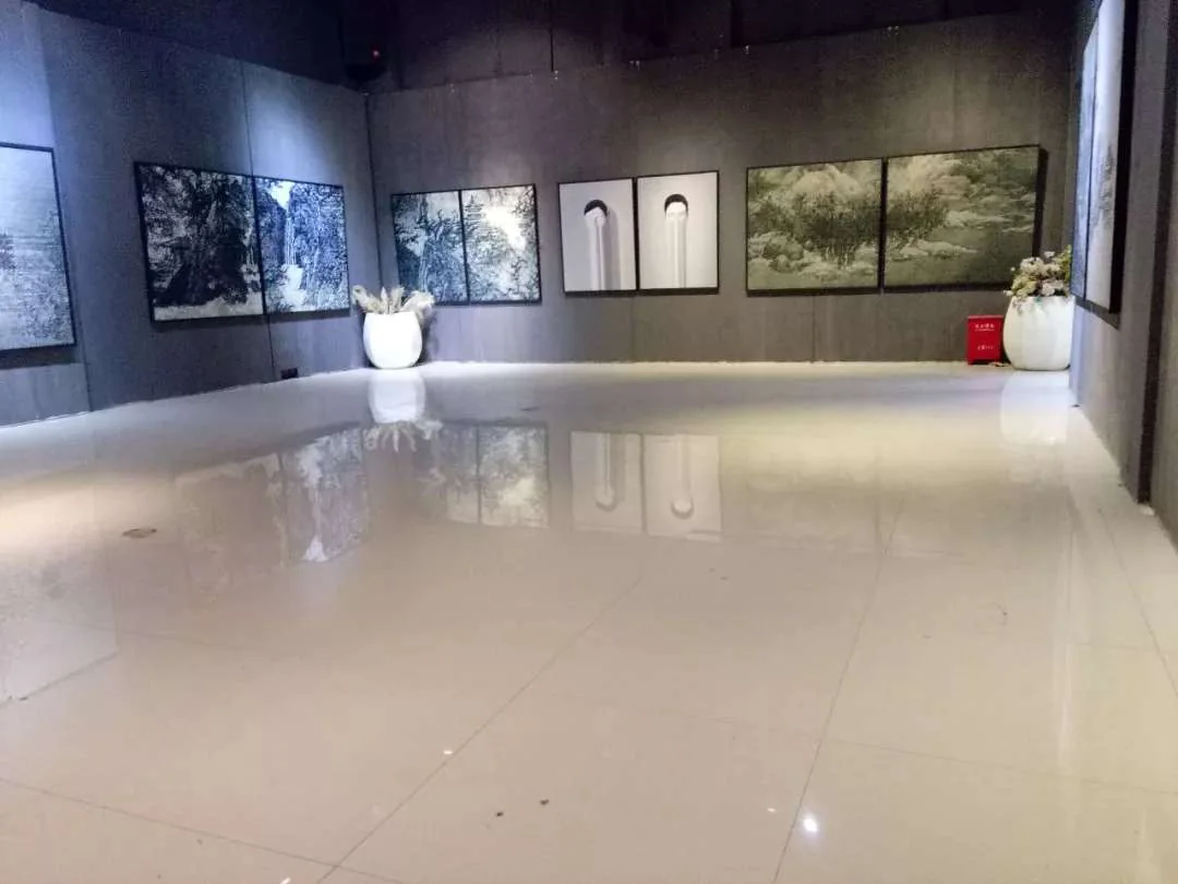 蓝房子展厅里的绘画与雕塑，2020年记录