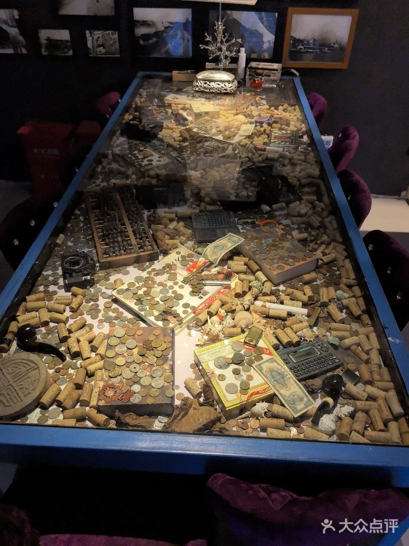 玻璃百宝桌中的硬币、软木塞、纸币与小物件
