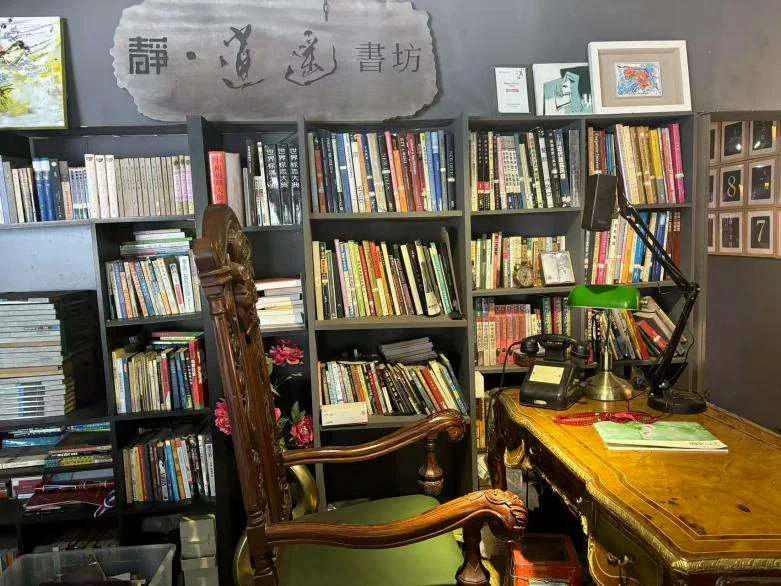 书架、木雕座椅与书桌